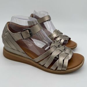 Comfortiva Marina Metallic Gray Leather Sandal Size 8